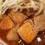 蒙古タンメン中本 - 大きな角切りチャーシューは柔らかさと味わいを両立！！