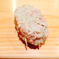江戸前鮓 すし通 - 蟹爆弾という握り。シャリが２割りでほぼ蟹です。蟹みそもブレンドされています。