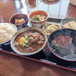 ほっこり食堂 どて煮専門店 - 定食メインの豚ホルモンか牛すじを選んで定食にします
