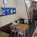ほっこり食堂 どて煮専門店 - カンター前のテーブル　4名様用　テーブル手前2用テーブル壁面向き