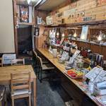 ほっこり食堂 どて煮専門店 - カウンターとテーブル４名、テーブル２名壁面向き、小上がり３－４名
