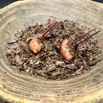 326584650 - 定番のほうじ茶葉に隠れる焼き芋！