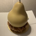 オーボンヴュータン - 「ベル・エレーヌ」洋梨の形。フォークを入れると中はチョコレートソースが広がります。形も可愛くてにっこり。