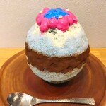 京氷菓 つらら - ミントシロップにチョコレートシロップを重ね合わせ、その上に大阪万博のキャラクター『ミャクミャク』をクリームチーズとエスプーマクリームで表現して盛りつけている～!!( ^o^)ﾉ