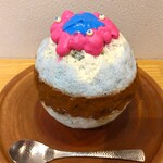 京氷菓 つらら - 『ミャクミャク』は、クリームチーズをスピルリナで青に、エスプーマクリームをビーツで赤に色づけして表現しており、両方ともクリーミーでほんのり甘い～!!( ^o^)ﾉ