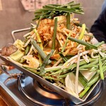 大衆肉酒場 伝助 - 名物ホルモンバター鍋