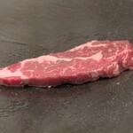 ステーキハウス松波 - 調理中のステーキ ... 厚みはないかもですが良いお肉かと