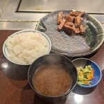 ステーキハウス松波 - ご飯、お味噌汁、お新香が付いています ... ご飯もシジミのお味噌汁も美味しい~