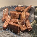 ステーキハウス松波 - 調理後のステーキ ... ミディアムレアでお願いしました