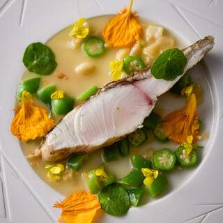 季節の移ろいを感じる、美しく上品な一皿を