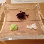 鮨 田なべ - 刺身の薬味(紫芽・生山葵・塩)