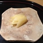 鮨 田なべ - さあ、握りのスタート〜ガリが出てきました