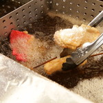 Kushikatsu Dengana - 揚げ油は、厳選したオランダ産の高級ラードを使用。食材のおいしさを引き立てます。