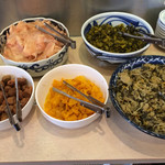 海鮮丼 日の出 - お漬物はご自由に