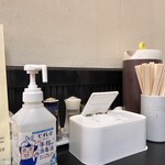 栄華楼 - テーブル席脇の様子。