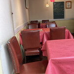 ラ・クチネッラ・ディ・ヤマモト - 赤でシックな店内♪