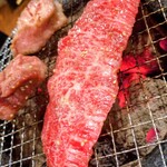 炭火焼肉 ぐら - リブロースの岩塩焼き調理中