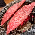 炭火焼肉 ぐら - リブロースの岩塩焼き調理中