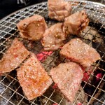 炭火焼肉 ぐら - リブロースの岩塩焼き調理中