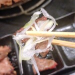 炭火焼肉 ぐら - リブロースの岩塩焼き焼き上がり