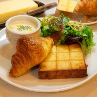 すべてのランチメニューにこだわりの自家製クラムチャウダーとサラダセット付き！