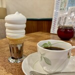 スイートハウスわかば - 「コーンソフトクリーム」（450円）と「ホットコーヒー」（500円）