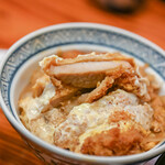 利久庵 - "炸豬排（ぶたにくころもあげ）"、斷面（きりくち）、肉厚（にくのあつみ）大畧（およそ）五分弱（≒14mm）