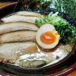 Umamiya - 麺は太麺。スープとの相性は良く、麺自体もモチモチ感炸裂。
