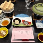 新鶴温泉んだ 温泉食堂 - 白鳥コースのスタート時　これらに色々と料理が追加で出てきます♪温泉宿の夕飯、素敵ですよね(๑˃̵ᴗ˂̵)どれも美味しかったです。こづゆや天ぷら饅頭など会津の料理が堪能できました