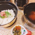 八千代亭 - タイの梅肉合え載せご飯