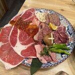 Oumi Yakiniku Horumon Sudaku Yokaichi Ekimae Ten - 近江牛豪华五种拼盘
