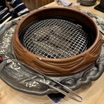 Oumi Yakiniku Horumon Sudaku Yokaichi Ekimae Ten - 店内的烤网