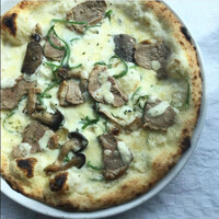 【SEASONAL MENU】3.鴨と霜降りヒラタケ、下仁田ネギ、ホワイトソースのピッツァ