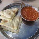 スンダル アジアンダイニング&バー - チーズナン