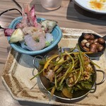 アロン - エビ、イカは優しい味付け。ピーナッツはほんのり味噌。もう一品はパクチー湯葉&〇〇、コリコリっと美味い