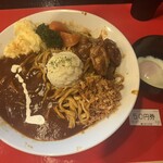 ラーメン鷹の目 - 【ハロウィン限定】ビーフシチューまぜそば 麺増し500g、フォロワーサービスの真っ赤卵の温泉たまご