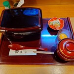 郡上炭火焼　うなぎの魚寅 - 『地焼き鰻 嘉門』さんみたいに
                                タレ焼きと白焼きの両方が食べられる
                                
                                ●紅白重　4,950円
                                
                                ●トッピング卵黄　＋55円
                                
                                合計　5,005円　を注文してみた