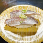 回し寿司 活 活美登利 - アジ…美味しいアジは香りがよい！