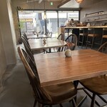 LIGNUM - 中庭の見える明るい店内