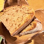 LA PIE - 自家製酵母で焼いたパンは酸味がある