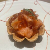 テアトロ ディ マッサ - サワークリームとディルの爽やかさがサーモンの旨みを引き立てる華やかな前菜。北海道らしさが一皿に凝縮。