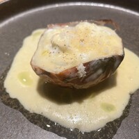 テアトロ ディ マッサ - 玉ねぎを器にした熱々グラタン。甘みが濃く、ソースは軽めで食べ疲れしない仕上がり。