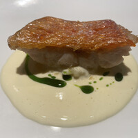 テアトロ ディ マッサ - 金目鯛の皮はパリッと香ばしく、中はふっくら。パセリオイルが爽やかなアクセントになる一皿。