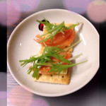 Sanroku Sakaba Marukome - 今日のお通しはトマトチーズクラッカー♡