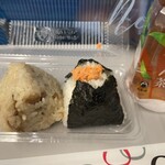 おむすび権米衛 - 料理写真:鶏ごぼうと紅鮭