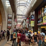 すき焼きと牛まぶし ももしき - 賑わう商店街