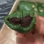 志”満ん草餅 - 草餅あん入り　断面