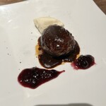 洋食 泉 - ハンバーグ(ドゥミグラスソースとブルーベリーソース)