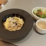 エイス シー オイスター マーケットキッチン - 牡蠣とキノコのボルチーニクリームソースパスタ