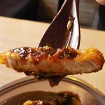 金沢カレー - 金沢カレーにトッピングされたソースのかかった豚カツです。カツは薄目ですが金沢カレーのルーとお味がマッチしています。美味しくいただきました。